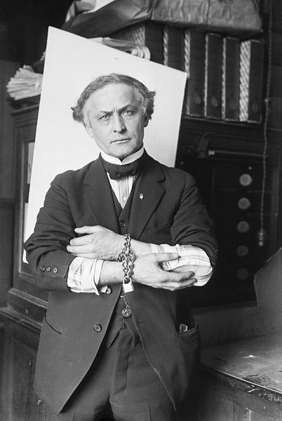 ملف:Houdini in Handcuffs, 1918.JPG