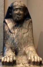 تمثال أبو الهول صغير من الصوان منحوت عليه اسم أمنمحات الرابع، معروض في المتحف البريطاني.