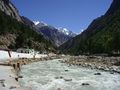 The Bhagirathi river, the source stream of the Ganges, in Gangotri، Uttarakhand، الهند.
