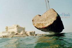 كتلة ضخمة من بقايا منارة الإسكندرية.