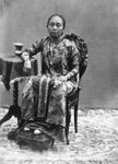 The Ratoe Kedaton wearing batik, the head wife of Hamengkubuwono V of Kraton Ngayogyakarta Hadiningrat, 1865ح. 1865