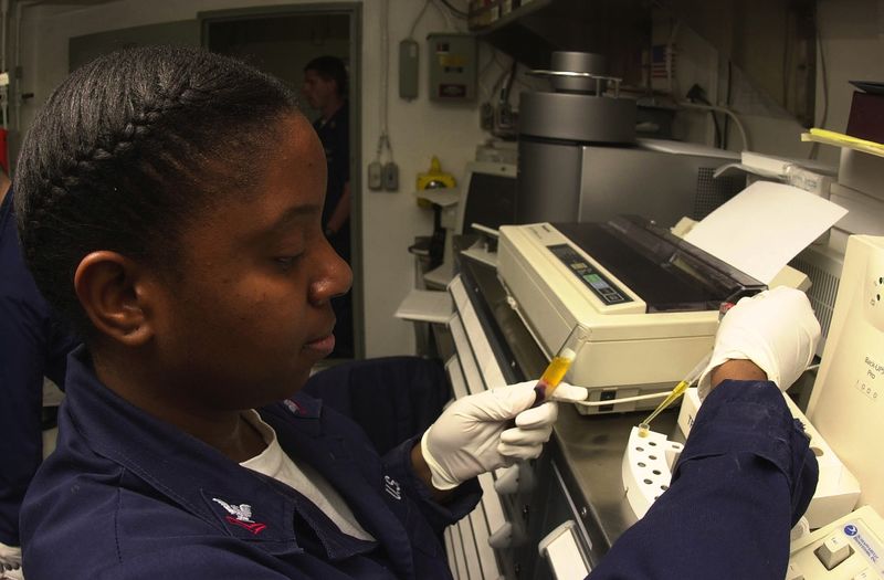 ملف:US Navy 030923-N-1577S-003 Hospital Corpsman 2nd Class Donna Sanderson from Lancaster, Calif., prepares serum cups.jpg