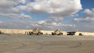 مركبات عسكرية بقاعدة الأسد الجوية