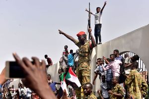 مظاهرات احتفالية قرب القصر الرئاسي بالخرطوم في أعقاب الإنقلاب الصومالي 2019.jpg
