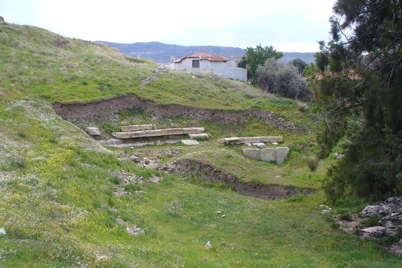 ملف:Ancient theatre Foça525.jpg