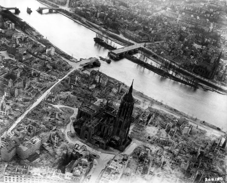ملف:Frankfurt Am Main-Altstadt-Zerstoerung-Luftbild 1944.jpg