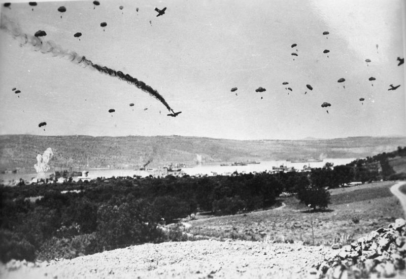 ملف:Paratroopers Crete '41.JPG