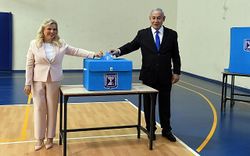 رئيس الوزراء بنيامين نتنياهو وزوجته سارة يدلون بصوته في مدرسة بالقرب من مقر إقامتهم الرسمي بالقدس.