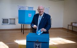 الرئيس رئوڤن رڤلين يدلي بصوته في مركز تصويت بالقدس، 17 سبتمبر 2019.