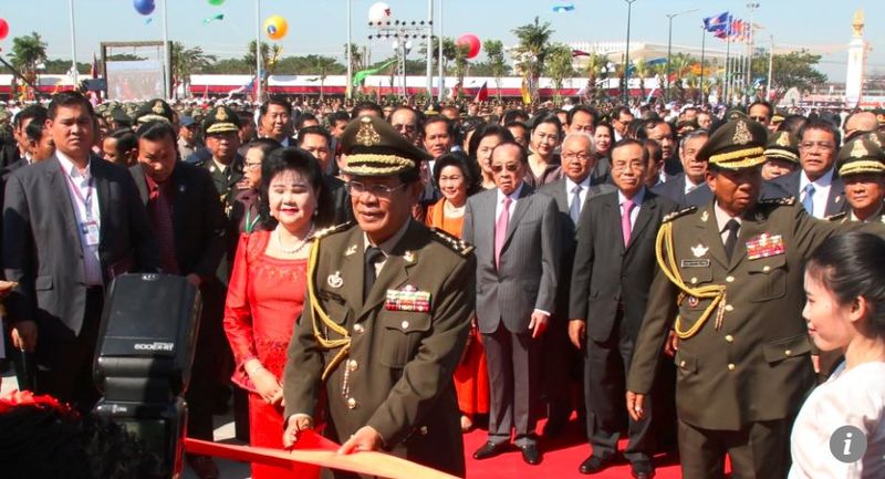 ملف:Cambodian strongman Hun Sen unveils monument to himself, Dec 29, 2018.JPG