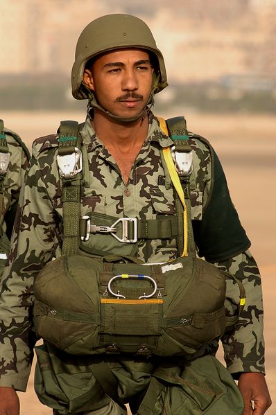 ملف:Egyptian paratrooper.jpg