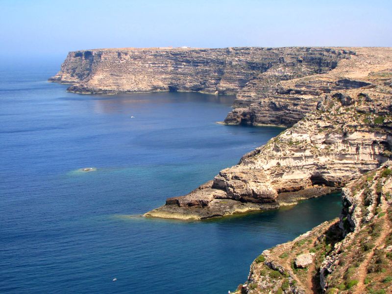 ملف:Gregale cliffs lampedusa.JPG