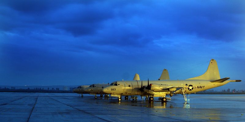 ملف:US Navy 060115-N-8726C-001 Three P-3C Orion aircraft belonging to the Tridents of Patrol Squadron Two Six (VP-26) stand ready on a rain soaked airfield on board Naval Air Station Sigonella.jpg