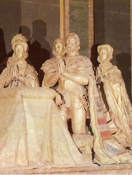 ملف:Cenotafio de Felipe II y su familia.jpg