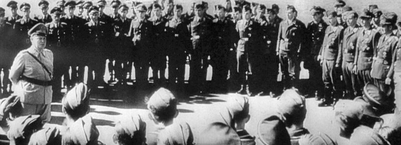 ملف:Goering giving a speech to his fighter pilots near Calais September 1940.jpg