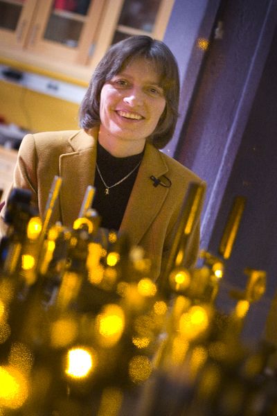 ملف:Professor Lene Hau in her laboratory at Harvard.jpg