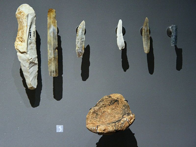 ملف:Prehistoric Tools - Les Combarelles - Les Eyzies de Tayac - MNP.jpg