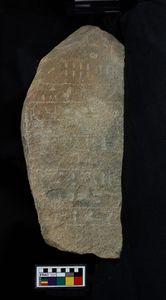 إحدى اللوحات المكتشفة في وادي الهودي والتي تعود إلى عهد الملك سنوسرت الأول، الأسرة 12.