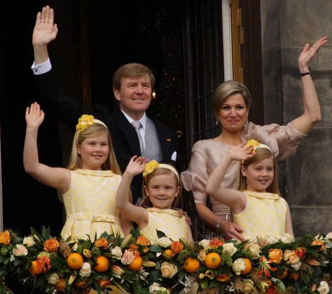 ملف:Willem-Alexander, Maxima and their daughters 2013.jpg