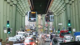 Zwei Züge der Wuppertaler Schwebebahn auf der "Landstrecke".jpg