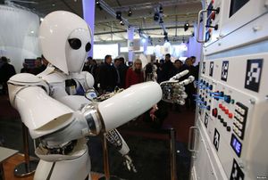 روبوت بشري يشغل لوحة مفاتيح في مركز الأبحاث الألمانية، مارس 2013.jpg