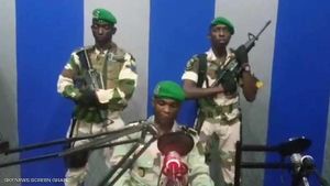 ضباط من الجيش الجابوني يلقون كلمة في الإذاعة أثناء محاولة الانقلاب العسكري، 9 يناير 2019.jpg