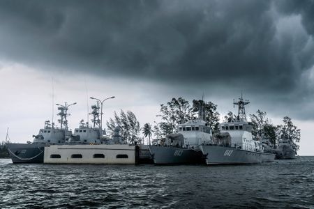 سفن حربية كمبودية في قاعدة ريام البحرية. ويشك المسئولون الأمريكان أن هناك خططاً لريام تتضمن "استضافة امكانيات عسكرية صينية." -- انظر عقد اللآلئ (المحيط الهندي).
