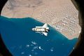 صورة مكوك الفضاء ديسكفري ملتقطة مِن محطة الفضاء الدولية. اَلْمِنْطَقَة أدنى المكوك هي مدينة طرفاية.