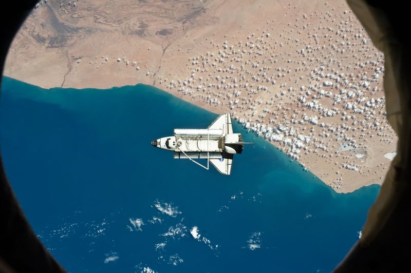 ملف:Space Shuttle Discovery Over Tarfaya in Morocco - NASA International Space Station 03-07-11.jpg