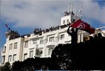 المتظاهرون التونسيون أمام مبنى وزارة الداخلية يناير 2011 يطالبون بتنحي الرئيس زين العابدين بن علي.
