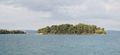 جزيرة أگيوس ديونيسيوس، في خليج إيگومنيتسا.