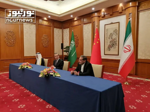 علي شمخاني ممثلاً عن إيران، وانگ يي ممثلاً عن الصين، مساعد بن محمد العيبان ممثلاً عن السعودية، أثناء توقيع اتفاق استئناف العلاقات بين السعودية وإيران. (بكين 10 مارس 2023