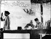 چوداري كاليكوزمان (يسار) يدعم قرار لاهور 1940 الصادر عن رابطة مسلمي عموم الهند برفقة جناح (يمين) مترئساً، ولياقت علي خان (الوسط).