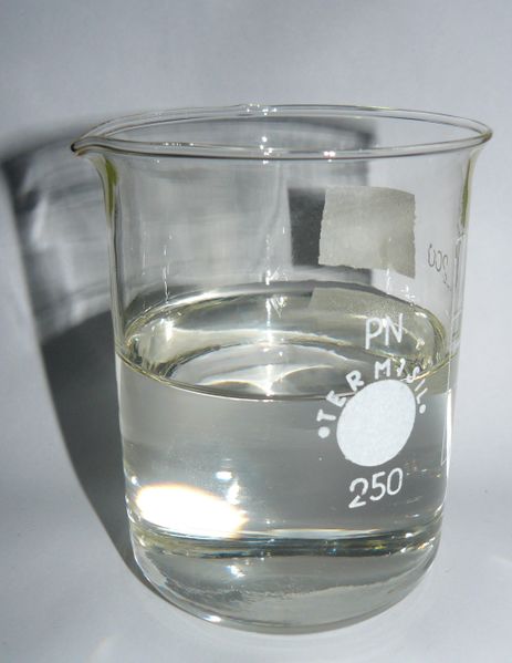 ملف:Liquid paraffin in beaker.jpg