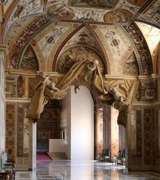 Sala ducale dei palazzi vaticani, 01 arco con stucchi di gianlorenzo bernini 1.jpg