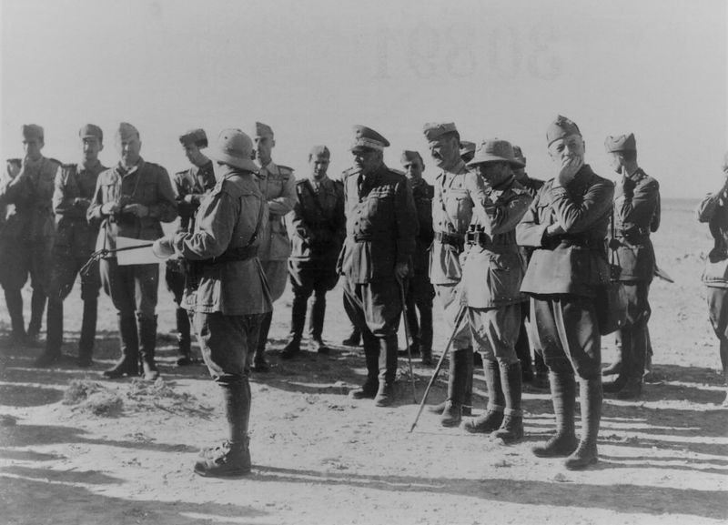 ملف:Gruppo di ufficiali (tra i generali Gastone Gambara e Alessandro Piazzoni) presso Tobruch nell'autunno 1941.jpg