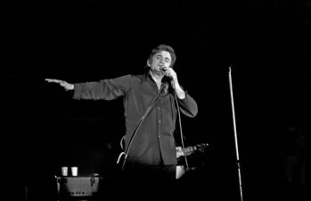 أطلق مغني الريف الغربي جوني كاش على نفسه لقب "الرجل ذو الرداء الأسود". صورة لحفلته في ولاية بريمن، شمال ألمانيا ، سبتمبر 1972.