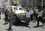 مجموعة من رجال المقاومة اليمنية وخلفهم عربة الشبل 2 السعودية بعد صدهم هجمات الحوثيين .png