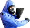عضو فريق الإنقاذ يرتدي معدات واقية شخصية قابلة للاختراق من الهواء ضد تهديدات المواد الكيميائية والبيولوجية والإشعاعية والنووية (Polycombi®)
