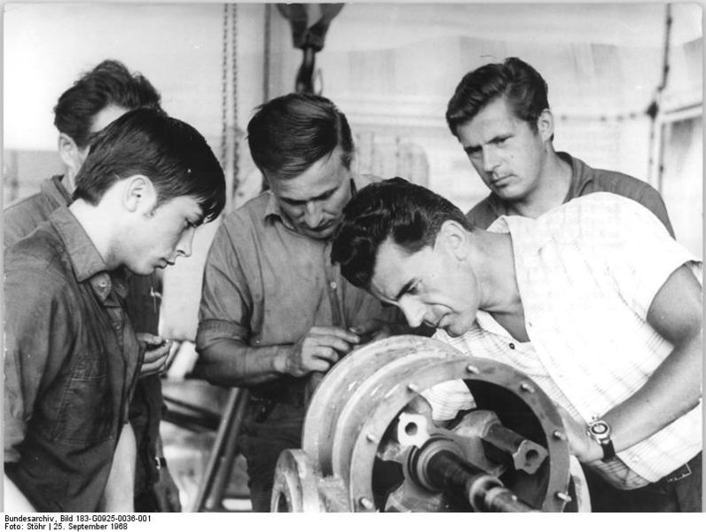 ملف:Bundesarchiv Bild 183-G0925-0036-001, Chemiefaserwerk Guben, Meister der Zentralwerkstatt.jpg