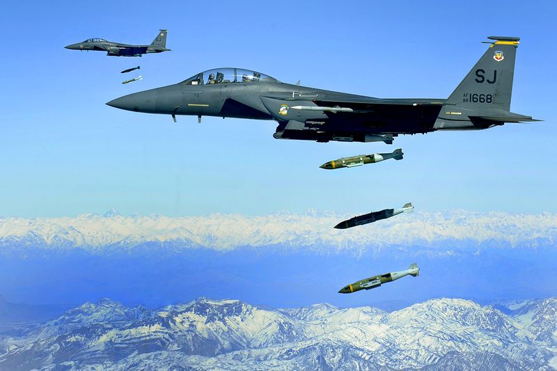 ملف:F-15E drops 2,000-pound munitions Afghanistan 2009.jpg