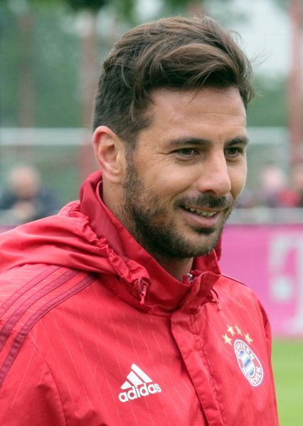 ملف:Pizarro training FC Bayern (cropped).jpg