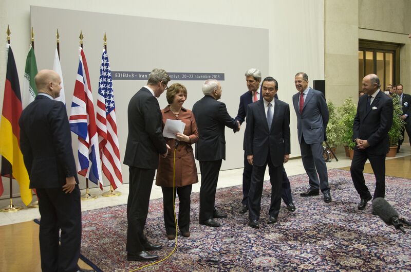ملف:U.S. Secretary of State John Kerry & Iranian Foreign Minister Mohammad Javad Zarif in Geneva, Switzerland, November 24, 2013.jpg