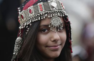 فتاة يمنية ترتدي الزي التقليدي في البلدة القديمة بمدينة صنعاء أثناء احتفالات شهر رمضان 2013.jpg