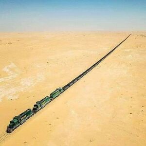 قطار يقطع الصحراء عبر سكك الحديد الموريتانية