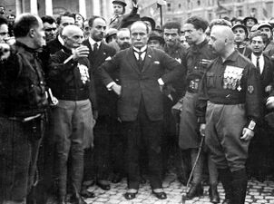 بنيتو موسوليني وأتباعه اللذين يرتدون قميصان سوداء أثناء الزحف على روما في عام 1922.