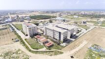 مباني المستشفى وكلية الطب بالجامعة الإسلامية كما تظهر في منظر جوي مأخوذ من الشمال الشرقي.