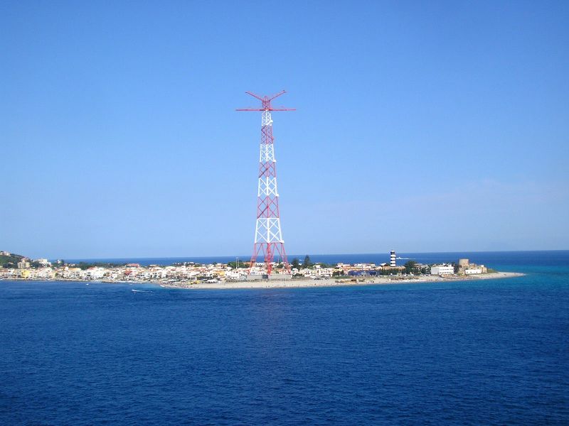 ملف:Pilone di Torre Faro, Messina, Italy.jpg