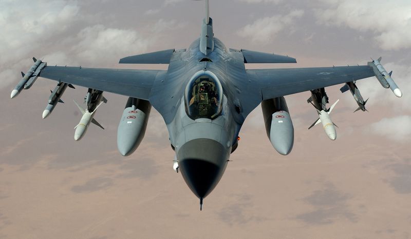 ملف:F-16 Fighting Falcon.jpg