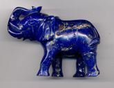 فيل منحوت من لازورد عالي الجودة، والذي يحتوي پيريت بلون الذهب، هو مثال نادر من فن ملهم بالمغل. (الطول: 8 سم)